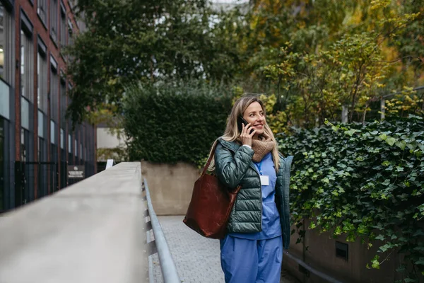 Kadın Hemşire Doktor Işten Eve Gidiyor Akıllı Telefondan Arıyor Ebeveyn — Stok fotoğraf