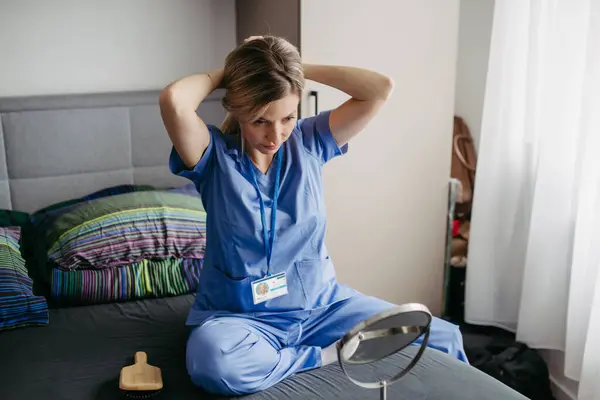 Enfermera Doctora Preparándose Para Trabajo Por Mañana Cepillándose Cabello Haciendo — Foto de Stock