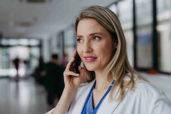 Portret Van Een Mooie Seh Dokter Het Ziekenhuis Aan Telefoon — Stockfoto