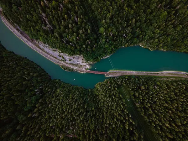 川を渡る大きな金属鉄道橋の空中ビュー 夏の森の真ん中で 列車なし — ストック写真