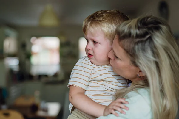 Mother Calming Little Son Holding Him Kissing Cheek Boy Sad — Stock Photo, Image