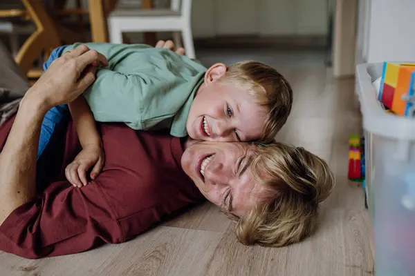 Portrét Otce Jak Objímá Svého Syna Doma Baví Leží Podlaze — Stock fotografie