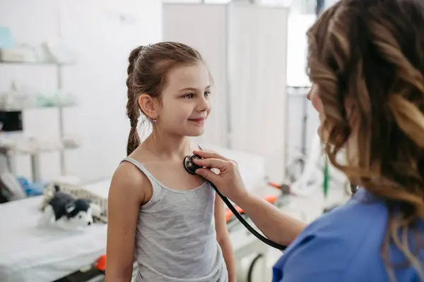Kvinnlig Doktor Undersöker Ung Flicka Lyssnar Hjärtslag Andas Med Stetoskop — Stockfoto