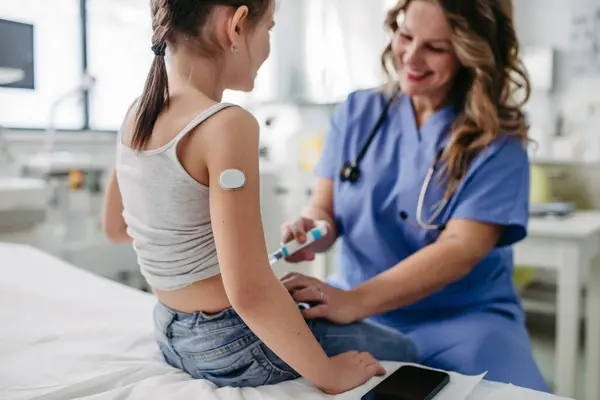 糖尿病少女腹部注射胰岛素的护士 用注射器针隔离1型糖尿病少女近视 — 图库照片
