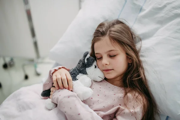 病院のベッドに横たわっている少女の患者 病院で睡眠中の集中治療室にいる子供たち コピースペース付きバナー — ストック写真