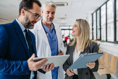 İlaç satış temsilcileri, tıp binasında doktorla buluşuyor. Hastane müdürü ve yöneticisi modern tıp kliniğinde başhekimle konuşuyor..