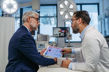 İlaç satış temsilcisi tıp binasındaki doktora yeni ilaçları sunuyor, ilaç kutusunu tutuyor, uyuşturucu örnekleri....