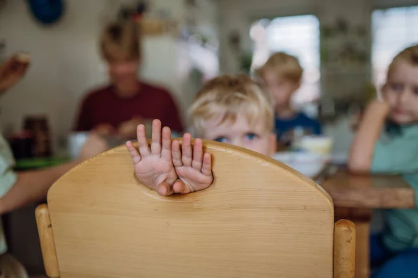 Αγοράκι Που Τρώει Πρωινό Χέρια Μέσα Από Την Τρύπα Στην — Φωτογραφία Αρχείου