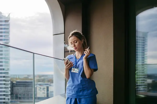 Vrouwelijke Verpleegster Rookt Sigaret Het Balkon Het Werk Arts Voelt — Stockfoto