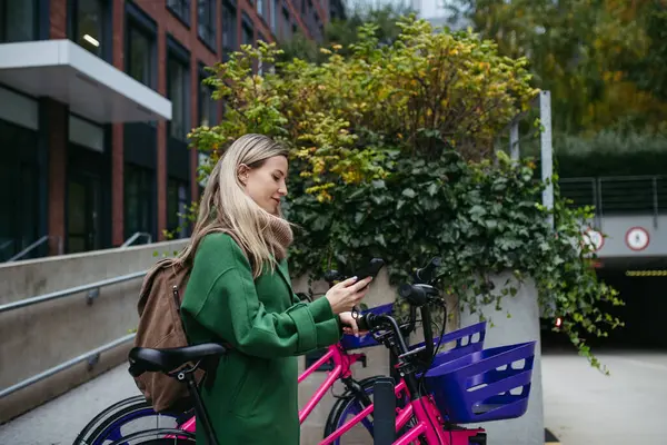 Güzel Hemşire Bisiklet Paylaşım Sistemi Kullanıyor Bisiklet Kiralıyor Doktor City — Stok fotoğraf