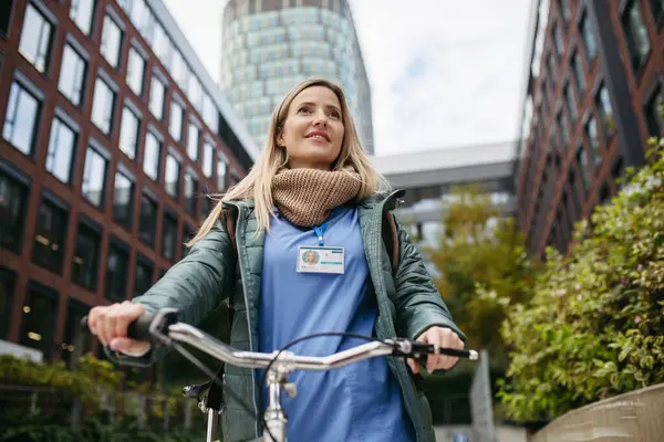 Hermosa Enfermera Viajando Por Ciudad Bicicleta Doctor City Saliendo Del — Foto de Stock