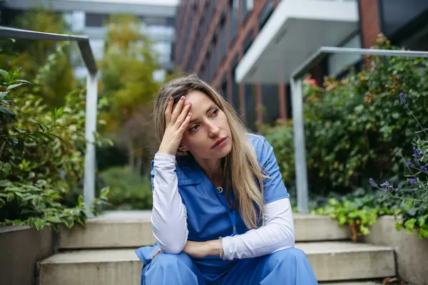 Doctora Joven Sintiéndose Abrumada Trabajo Sentada Escaleras Hormigón Mirando Teléfono — Foto de Stock