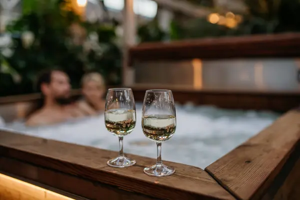 Twee Wijnglazen Hot Tub Paar Ontspannen Genieten Van Een Romantisch — Stockfoto