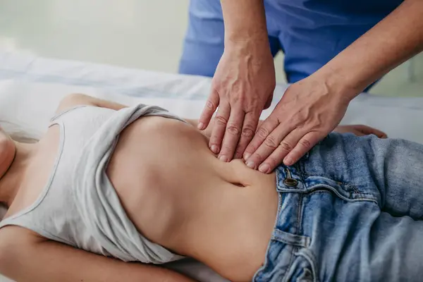 腹部に手と安定した圧力を使用して 女の子をパスする医師の近く 子どものための予防医療の概念 — ストック写真
