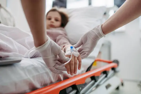 看護師がヴェルビンでIvカンヌラを挿入した 少女の手 子供の患者のための静脈内療法 — ストック写真