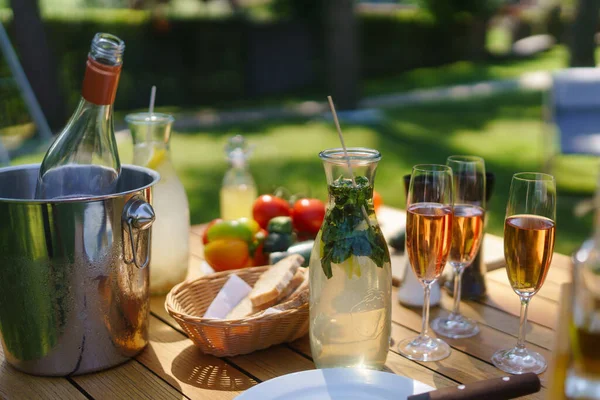 Close Shot Refreshing Drinks Summer Garden Party Table Setting Glasses — Stock Photo, Image