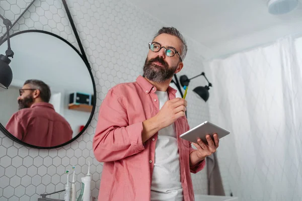 Man Shopping Online While Brushing His Teeth Bathroom Holding Tablet — Stock Photo, Image