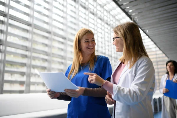 Twee Vrouwelijke Artsen Bespreken Testresultaten Lopen Door Gang Collega Bespreken — Stockfoto