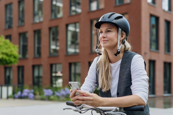 Piękna Kobieta Średnim Wieku Dojeżdżająca Rowerem Miasta Trzymająca Smartfona Kobieta — Zdjęcie stockowe