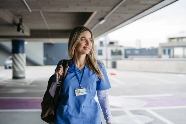 Vrouwelijke Verpleegster Dokter Loopt Parkeerplaats Van Het Ziekenhuis Gaat Naar — Stockfoto
