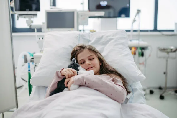Malá Pacientka Ležící Nemocniční Posteli Děti Jednotce Intenzivní Péče Nemocnici — Stock fotografie