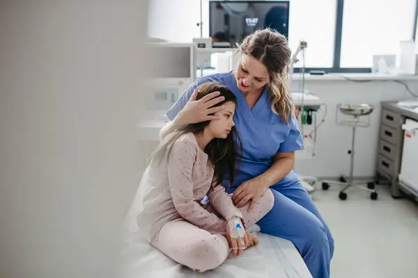 サポートドクターは 緊急治療室で心配している少女患者を癒します 若い子供の患者のための感情的なサポートと親しみの概念 — ストック写真