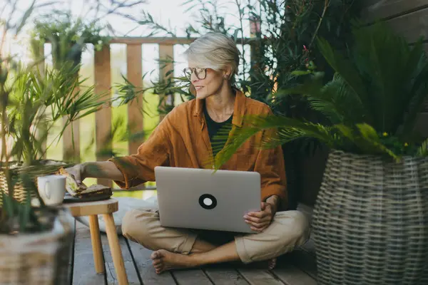 Kvinna Som Arbetar Trädgården Med Laptop Benen Affärskvinna Som Jobbar — Stockfoto