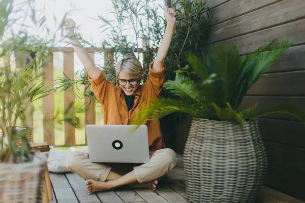 Mulher Trabalhando Jardim Com Laptop Nas Pernas Celebrando Sucesso Mulher — Fotografia de Stock
