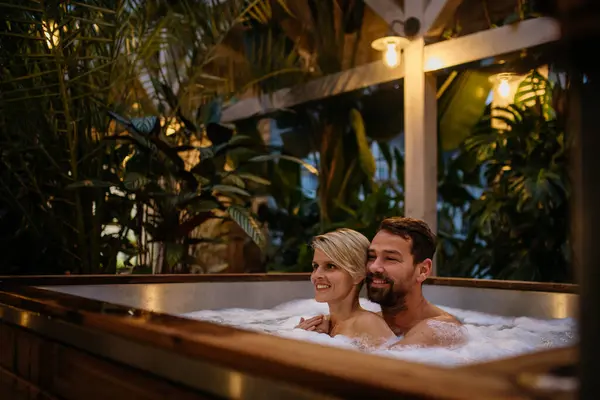 Beau Couple Mature Relaxant Dans Bain Remous Profitant Week End — Photo
