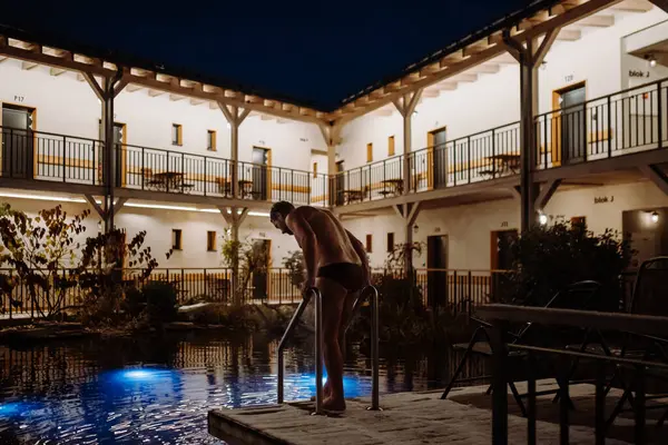 Mature Man Swimming Outdoor Pool Night Enjoying Calmness Empty Pool — Stock Photo, Image
