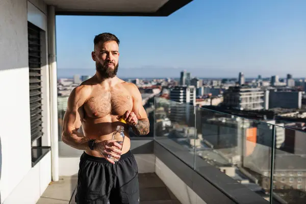 Schöner Mann Mit Nackter Brust Der Auf Dem Balkon Steht — Stockfoto