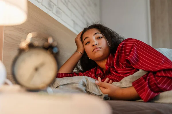 女性は眠りに落ちることができない 不眠症は睡眠の問題です 大人のための睡眠ルーチンとテクニックの概念 — ストック写真