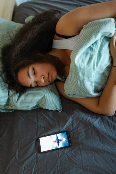 モバイル瞑想アプリを使用している女性は 夜の睡眠をより良くするのに役立ちます 睡眠ルーチンの概念 不眠症 大人の睡眠障害 — ストック写真