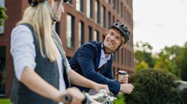 Eşleri şehirde gezip tozuyor. Uzun bir iş gününden sonra işten bisikletle ayrılan orta yaşlı şehir sakinleri. Karı koca şehirde bisiklet sürüyor..