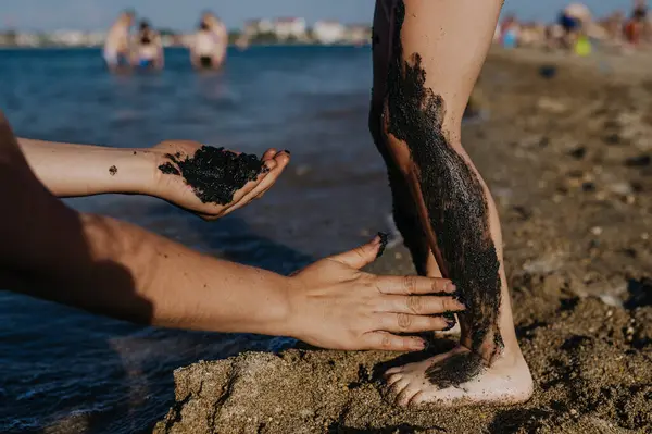 Mother Applies Healing Mud Kids Skin Natural Healing Mud Croatia — Stock Photo, Image