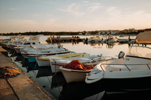 Una Piccola Barca Acque Calme Ormeggiata Nel Porto Attracco Durante — Foto Stock