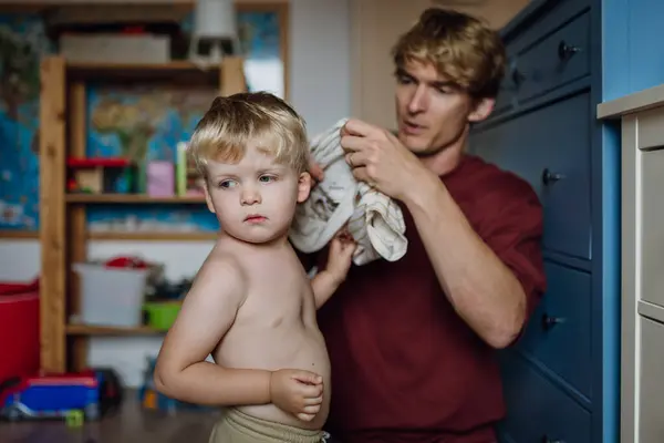 Πατέρας Βάζει Πουκάμισο Στον Μικρό Γιο Αλλάζει Πιτζάμες Πρωί Αγόρι — Φωτογραφία Αρχείου