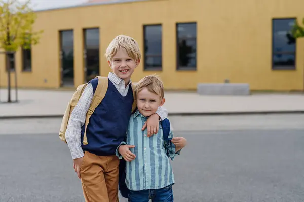 Πορτραίτο Δύο Αδελφών Μπροστά Από Σχολικό Κτίριο Μπαμπάς Πάει Στη — Φωτογραφία Αρχείου
