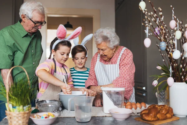Torunları Olan Büyükanneleri Geleneksel Paskalya Yemeklerini Hazırlıyor Kek Şeker Pişiriyor — Stok fotoğraf