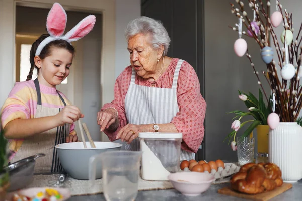 Nonna Con Nipote Che Prepara Piatti Tradizionali Pasquali Dolci Torte — Foto Stock