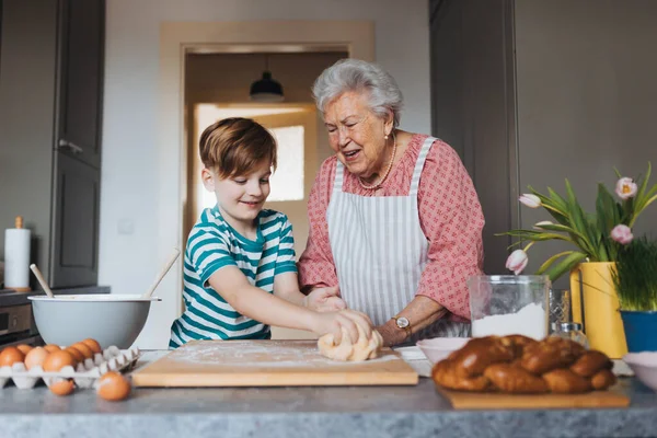손자와 할머니는 전통적인 부활절 식사를 부활절 크로스 반죽을 요리법 사용자 — 스톡 사진