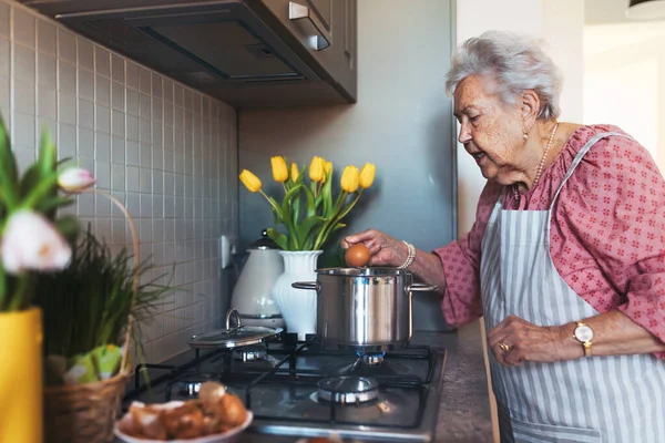 Donna Anziana Che Prepara Pasti Pasquali Tradizionali Famiglia Uova Bollenti — Foto Stock
