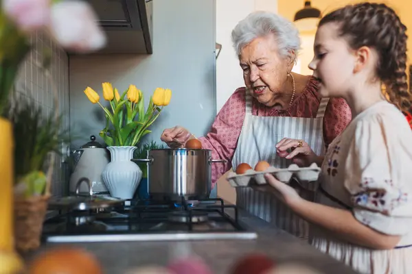 전통적인 부활절 식사를 준비하는 할머니 포탄에 염료와 계란을 요리법 사용자 — 스톡 사진