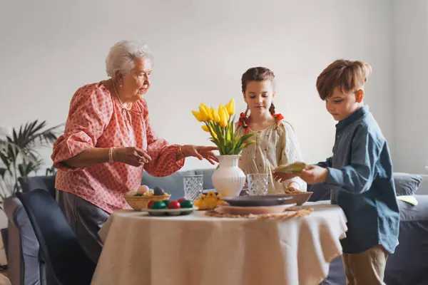 전통적인 부활절 식사를위한 테이블 할머니 전통과 관습을 부활절 휴일의 — 스톡 사진