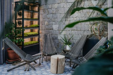 Salon ahşap sandalyeleri ve sağlık merkezinde çay fincanları olan yan masayı kapatın. Sağlık haftasonu kaplıcada.