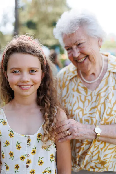在花园宴会上与祖母在一起的年轻姑娘的画像 祖父母与孙子孙女之间的爱与亲密 — 图库照片