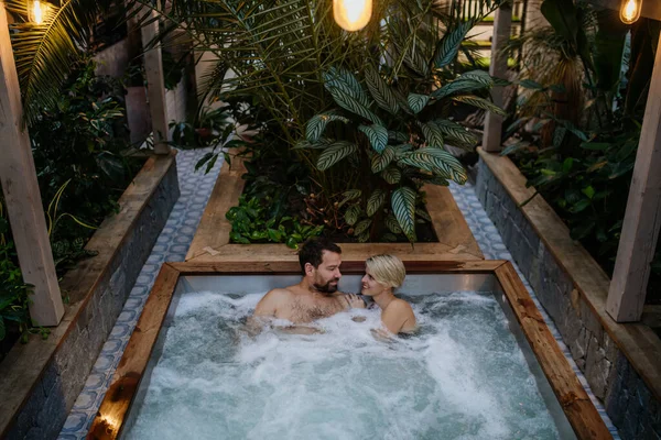 Beau Couple Mature Relaxant Dans Bain Remous Profitant Week End — Photo