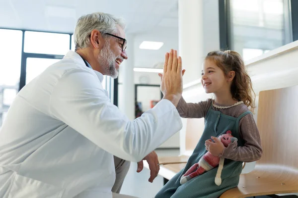 Przyjazny Pediatra Przybija Piątkę Małemu Pacjentowi Cute Dziewczyna Przedszkolu Powitanie — Zdjęcie stockowe