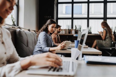 Serbest çalışanlar ve ortak çalışma alanında çalışan uzaktan kumandalı iş adamları. Birlikte çalışma kavramı, iş için ortak çalışma alanları, girişimler. Kahve dükkanında çalışıyorum..