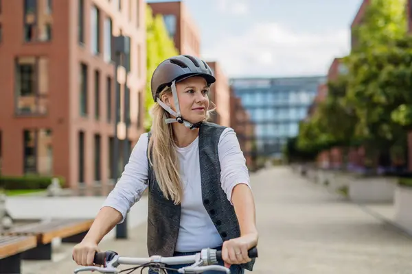 Vacker Medelålders Kvinna Pendlar Genom Staden Med Cykel Kvinnlig Stadspendlare — Stockfoto